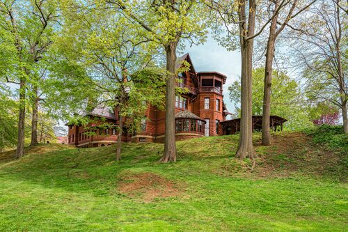 %%Mark Twain House & Museum (1)%%, Hartford, CT; Two Tour Passes; Good for admission to the Museum and a guided tour of the house where Mark Twain lived from 1874-1891. Not valid on holidays, the day after Thanksgiving, or the day after Christmas and does not include specialty tours. No expiration. https://marktwainhouse.org/